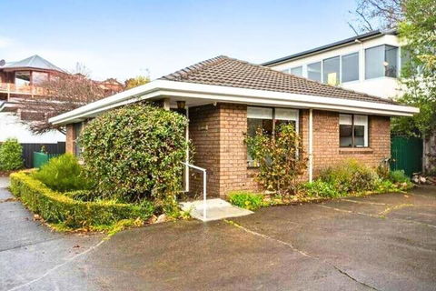 Sandy Bay Cozy Cottage Close To CBD - Accommodation Directory 2