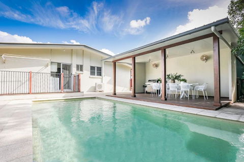 Sandy Burrows - Accommodation Directory 1