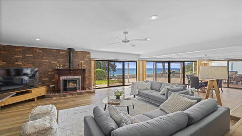 Sleeps 15, Beachfront Reserve, Amazing Views - Accommodation Directory 2
