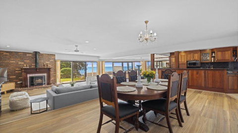 Sleeps 15, Beachfront Reserve, Amazing Views - Accommodation Directory 3