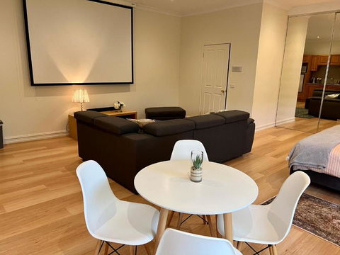 Super Luxury Self Contained Studio Unit - Accommodation Directory 2