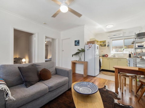 Beachside Apartment - Accommodation Directory 3