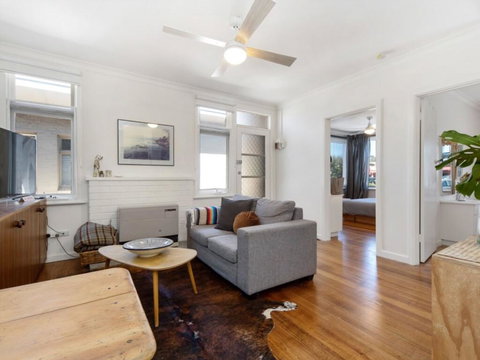 Beachside Apartment - Accommodation Directory 1
