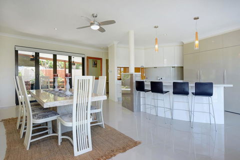 BEACHSIDE MANOR - Walk To The Beach - Accommodation Directory 3