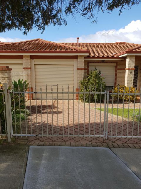 Beachside Retreat - Accommodation Directory 0