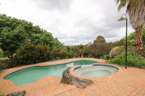 Beautiful Resort Retreat Villa In The Yarra Valley - Entertainer's Delight - Accommodation Directory 3