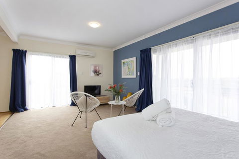 Bella Vista Townhouse With Views - Accommodation Directory 3