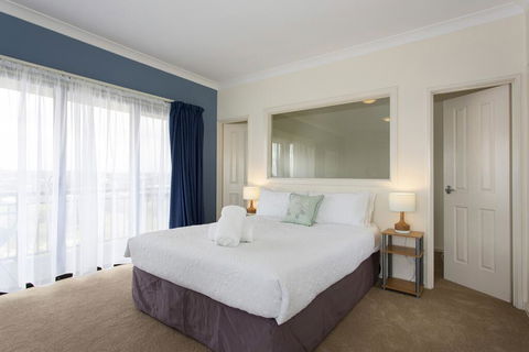 Bella Vista Townhouse With Views - Accommodation Directory 1