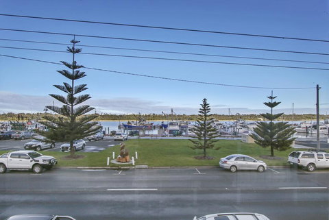 Bellevue On The Lakes - Accommodation Directory 1