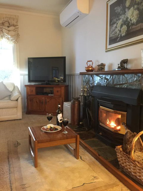 Bessie's Cottage - Accommodation Directory 0