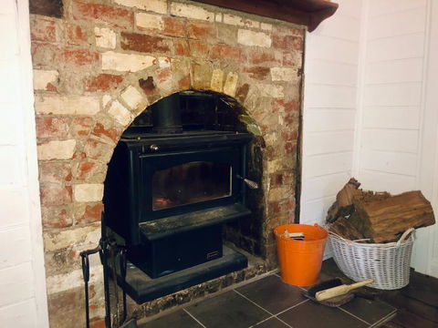 Blue Duck Cottage, Village Comfort, Fireplace - Accommodation Directory 3
