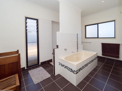 Blue Water Retreat - Upstairs - Accommodation Directory 1
