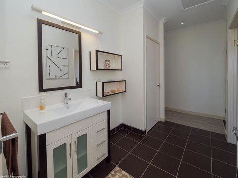 Blue Water Retreat - Upstairs - Accommodation Directory 2
