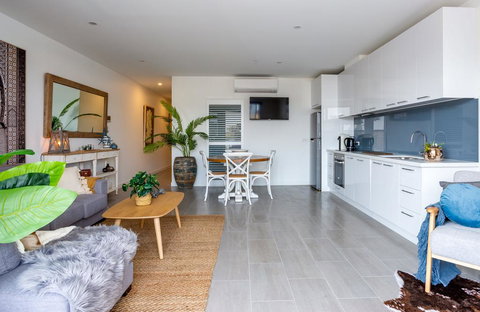 Blue Waters On The Beach: Absolute Beachfront, Views - Accommodation Directory 3