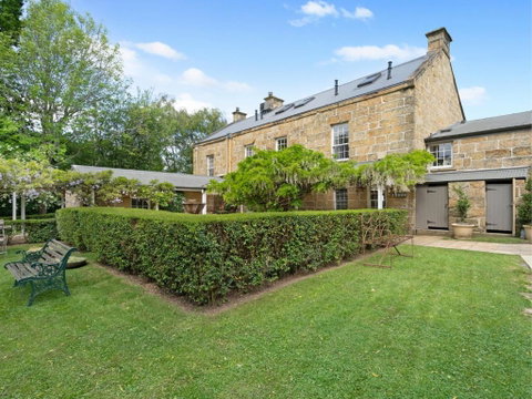 The Red Feather Inn - Accommodation Directory 0