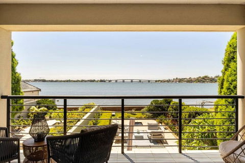 Waterfront Duplex 5 Bedrooms 5 Bathrooms - Accommodation Directory 2