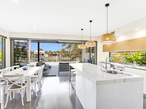 WATERFRONT HOME BORDERING MOOLOOLABA - Accommodation Directory 2