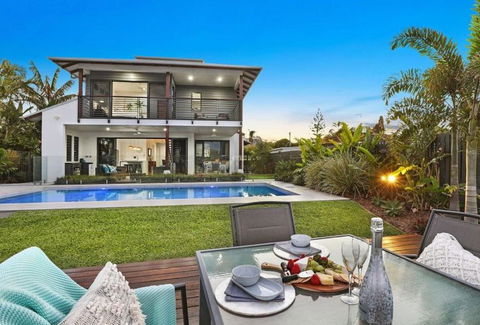 WATERFRONT HOME BORDERING MOOLOOLABA - Accommodation Directory 0