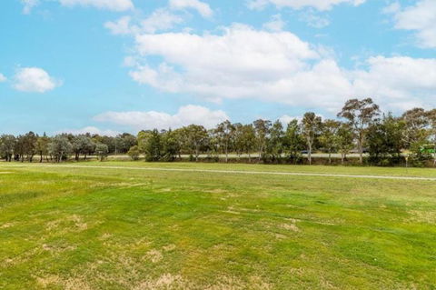 ZMITH Apartment - BROOKE, - Near AIS, GIO Stadium, UC, & Nth - Canberra Hospital - Accommodation Directory 3